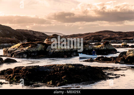 Lackbeg, Burtonport, County Donegal, Irlanda. Xx Marzo 2018. Regno Unito Meteo: una fascia costiera di aragosta pescatore naviga la sua barca attraverso la costa rocciosa come egli ritorna a casa su una soleggiata ma fredda sera sulla costa ovest. Credito: Richard Wayman/Alamy Live News Foto Stock