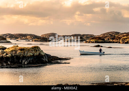 Lackbeg, Burtonport, County Donegal, Irlanda. Xx Marzo 2018. Regno Unito Meteo: una fascia costiera di aragosta pescatore naviga la sua barca attraverso la costa rocciosa come egli ritorna a casa su una soleggiata ma fredda sera sulla costa ovest. Credito: Richard Wayman/Alamy Live News Foto Stock