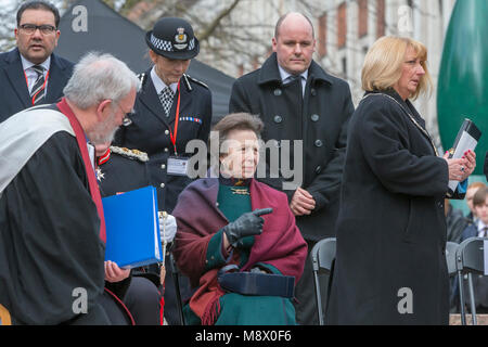 Warrington, Regno Unito. 20 Mar, 2018. HRH Principessa Anne assiste 25 anno anniversario della bomba dell'IRA, Warrington.La Sua Altezza Reale la Principessa Anna, la principessa Royal indica qualcosa in occasione del venticinquesimo anniversario commemorazione del bombardamento di Warrington martedì 20 marzo 2018 Credit: John Hopkins/Alamy Newsa Live Foto Stock