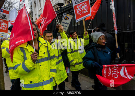 Marzo 20, 2018 - Londra, Regno Unito. Ex lavoratori di Carrilion presso il British Museum e ora pagato dall'amministratore di marzo nella protesta da parte di personale presso il British Museum i cui posti di lavoro sono state privatizzate unione nonostante le opposizioni e divenne Carillion dipendenti e sono stati lasciati nel limbo dopo il crollo dell'azienda. Essi esigono che il British Museum per parlare con i loro sindacati, il PCSm e unite, portare il personale indietro nell'occupazione diretta e di proteggere i loro lavori, le pensioni e i termini e le condizioni. Gli altoparlanti di protesta incluso PC Segretario generale Mark Serwotka, Clara Paillard, Presidente Foto Stock