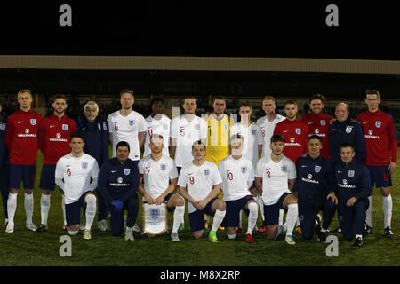 Barry, South Wales, Regno Unito. 20 Mar, 2018. Inghilterra c team di giocatori e funzionari line up per una foto del team. Il Galles v Inghilterra, c'amichevole internazionale partita di calcio a Jenner Park Stadium di Barry, nel Galles del Sud martedì 20 marzo 2018. foto da Andrew Orchard/Alamy Live News Foto Stock