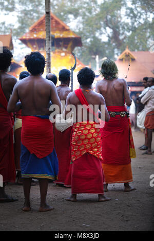 Il Kerala, India. Xx marzo, 2018. Luogo: Kodungalloor Bhagavathy Tempio Posizione: Kodugalloor Distretto: Thrissur il festival annuale presso il Sree Kurumba Bhagavathy tempio situato a Kodungalloor è famosa in tutto il Kerala ed è noto come il Kodungalloor Bharani. Esso ha luogo durante il malayalam mese di Meenam. Un mare di superamenti rosso locali come una raffica di oracoli (velichappad) dancing in una trance di offrire le loro preghiere alla Divinità. Si tratta di una esperienza mistica per tutti coloro che hanno la possibilità di visualizzare. Credito: ANURAJ Kariat/Alamy Live News Foto Stock