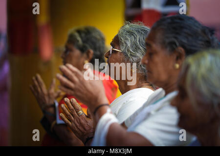 Il Kerala, India. Xx marzo, 2018. Luogo: Kodungalloor Bhagavathy Tempio Posizione: Kodugalloor Distretto: Thrissur il festival annuale presso il Sree Kurumba Bhagavathy tempio situato a Kodungalloor è famosa in tutto il Kerala ed è noto come il Kodungalloor Bharani. Esso ha luogo durante il malayalam mese di Meenam. Un mare di superamenti rosso locali come una raffica di oracoli (velichappad) dancing in una trance di offrire le loro preghiere alla Divinità. Si tratta di una esperienza mistica per tutti coloro che hanno la possibilità di visualizzare. Credito: ANURAJ Kariat/Alamy Live News Foto Stock