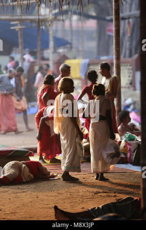 Il Kerala, India. Xx marzo, 2018. Luogo: Kodungalloor Bhagavathy Tempio Posizione: Kodugalloor Distretto: Thrissur il festival annuale presso il Sree Kurumba Bhagavathy tempio situato a Kodungalloor è famosa in tutto il Kerala ed è noto come il Kodungalloor Bharani. Esso ha luogo durante il malayalam mese di Meenam. Un mare di superamenti rosso locali come una raffica di oracoli (velichappad) dancing in una trance di offrire le loro preghiere alla Divinità. Si tratta di una esperienza mistica per tutti coloro che hanno la possibilità di visualizzare. Credito: ANURAJ Kariat/Alamy Live News Foto Stock