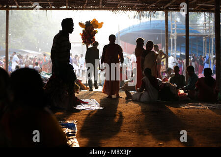 Il Kerala, India. Xx marzo, 2018. Luogo: Kodungalloor Bhagavathy Tempio Posizione: Kodugalloor Distretto: Thrissur il festival annuale presso il Sree Kurumba Bhagavathy tempio situato a Kodungalloor è famosa in tutto il Kerala ed è noto come il Kodungalloor Bharani. Esso ha luogo durante il malayalam mese di Meenam. Un mare di superamenti rosso locali come una raffica di oracoli (velichappad) dancing in una trance di offrire le loro preghiere alla Divinità. Si tratta di una esperienza mistica per tutti coloro che hanno la possibilità di visualizzare. Credito: ANURAJ Kariat/Alamy Live News Foto Stock