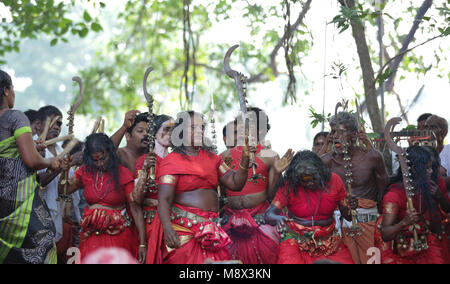 Il Kerala, India. Xx marzo, 2018. Luogo: Kodungalloor Bhagavathy Tempio Posizione: Kodugalloor Distretto: Thrissur il festival annuale presso il Sree Kurumba Bhagavathy tempio situato a Kodungalloor è famosa in tutto il Kerala ed è noto come il Kodungalloor Bharani. Esso ha luogo durante il malayalam mese di Meenam. Un mare di superamenti rosso locali come una raffica di oracoli (velichappad) dancing in una trance di offrire le loro preghiere alla Divinità. Si tratta di una esperienza mistica per tutti coloro che hanno la possibilità di visualizzare. Credito: ANURAJ Kariat/Alamy Live News Foto Stock