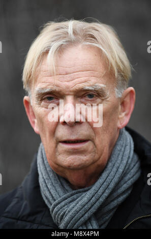 15 marzo 2018, Germania, Freiburg: l'ex allenatore della SC Freiburg e commentatore di calcio, Volker Finke, seduto al fiume Dreisam. Volker Finke spire 70 il 24 marzo 2018. Foto: Patrick Seeger/dpa Foto Stock