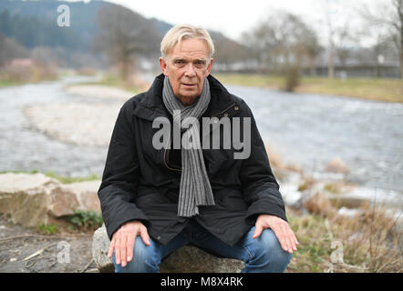 15 marzo 2018, Germania, Freiburg: l'ex allenatore della SC Freiburg e commentatore di calcio, Volker Finke, seduto al fiume Dreisam. Volker Finke spire 70 il 24 marzo 2018. Foto: Patrick Seeger/dpa Foto Stock