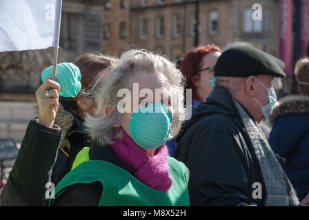 Glasgow, Regno Unito. 20 Mar, 2018. Un manifestante guarda i fotografi della fotocamera durante una manifestazione di protesta a Glasgow's George Square di fronte a Glasgow City Council come lei si mantiene un segno a una dimostrazione Anti-Pollution contro GCC's a bassa emissione di piani di zona non riuscirà ad affrontare tossici inquinamento atmosferico abbastanza rapidamente. Credito: Stewart Kirby SOPA/images/ZUMA filo/Alamy Live News Foto Stock