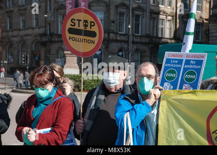 Glasgow, Regno Unito. 20 Mar, 2018. Un manifestante guarda i fotografi della fotocamera durante una manifestazione di protesta a Glasgow's George Square di fronte a Glasgow City Council come egli detiene un cartello che recita "'Stop inquinamento"" a una dimostrazione Anti-Pollution contro GCC's a bassa emissione di piani di zona non riuscirà ad affrontare tossici inquinamento atmosferico abbastanza rapidamente. Credito: Stewart Kirby SOPA/images/ZUMA filo/Alamy Live News Foto Stock