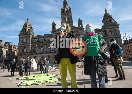 Glasgow, Regno Unito. 20 Mar, 2018. I manifestanti rappresentano per i fotografi della fotocamera durante una manifestazione di protesta a Glasgow's George Square di fronte a Glasgow City Council che tiene un cartello che recita "'Stop inquinamento"" a una dimostrazione Anti-Pollution contro GCC's a bassa emissione di piani di zona non riuscirà ad affrontare tossici inquinamento atmosferico abbastanza rapidamente. Credito: Stewart Kirby SOPA/images/ZUMA filo/Alamy Live News Foto Stock