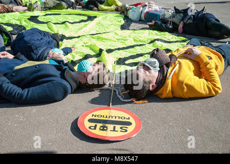 Glasgow, Regno Unito. 20 Mar, 2018. Due manifestanti gettare a terra durante una manifestazione di protesta a Glasgow's George Square di fronte a Glasgow City Council come essi possono partecipare a una dimostrazione Anti-Pollution contro GCC's a bassa emissione di piani di zona non riuscirà ad affrontare tossici inquinamento atmosferico abbastanza rapidamente. Credito: Stewart Kirby SOPA/images/ZUMA filo/Alamy Live News Foto Stock