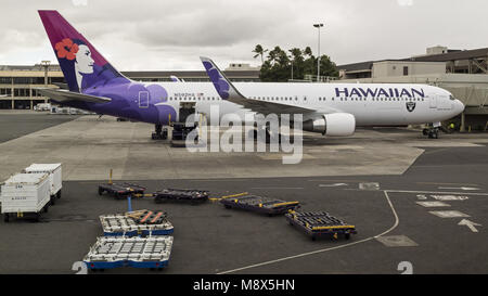 Honolulu, Hawaii, Stati Uniti d'America. Xxi Dec, 2012. Un Hawaiian Airlines Boeing 767-300ER (N592HA) in corrispondenza di un arrivo/partenza gate a Daniel K. Inouye Aeroporto Internazionale, precedentemente noto come l'Aeroporto Internazionale di Honolulu Credit: Bayne Stanley/ZUMA filo/Alamy Live News Foto Stock