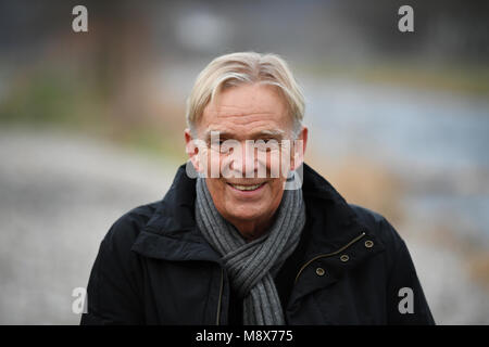 15 marzo 2018, Germania, Freiburg: l'ex allenatore della SC Freiburg e commentatore di calcio, Volker Finke, seduto al fiume Dreisam. Volker Finke spire 70 il 24 marzo 2018. Foto: Patrick Seeger/dpa Foto Stock