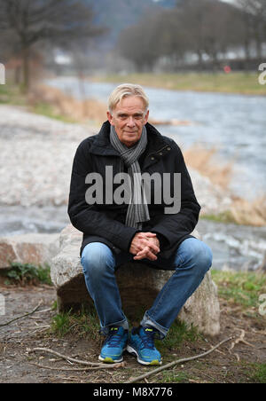 15 marzo 2018, Germania, Freiburg: l'ex allenatore della SC Freiburg e commentatore di calcio, Volker Finke, seduto al fiume Dreisam. Volker Finke spire 70 il 24 marzo 2018. Foto: Patrick Seeger/dpa Foto Stock