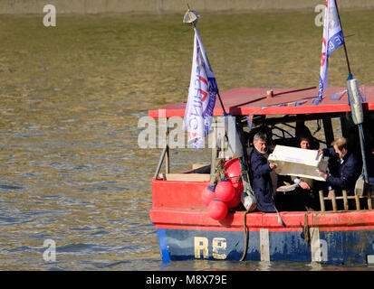 Londra, Regno Unito. Xxi marzo, 2018. Farage e pescatori gettare i pesci nel Tamigi nel credito portest: Rachel Megawhat/Alamy Live News Foto Stock
