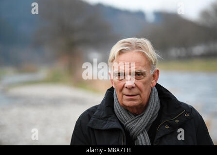 15 marzo 2018, Germania, Freiburg: Volker Finke, ex allenatore di SC Freiburg e commentatore di calcio, seduta dal fiume Dreisam. Volker Finke è dovuta per festeggiare il suo settantesimo compleanno il 24 marzo 2018. Foto: Patrick Seeger/dpa Foto Stock