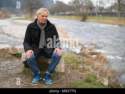 15 marzo 2018, Germania, Freiburg: Volker Finke, ex allenatore di SC Freiburg e commentatore di calcio, seduta dal fiume Dreisam. Volker Finke è dovuta per festeggiare il suo settantesimo compleanno il 24 marzo 2018. Foto: Patrick Seeger/dpa Foto Stock