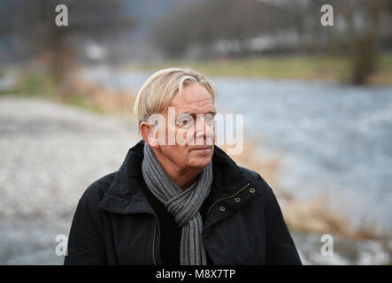 15 marzo 2018, Germania, Freiburg: Volker Finke, ex allenatore di SC Freiburg e commentatore di calcio, seduta dal fiume Dreisam. Volker Finke è dovuta per festeggiare il suo settantesimo compleanno il 24 marzo 2018. Foto: Patrick Seeger/dpa Foto Stock