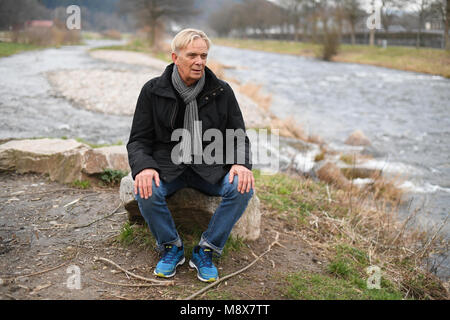 15 marzo 2018, Germania, Freiburg: Volker Finke, ex allenatore di SC Freiburg e commentatore di calcio, seduta dal fiume Dreisam. Volker Finke è dovuta per festeggiare il suo settantesimo compleanno il 24 marzo 2018. Foto: Patrick Seeger/dpa Foto Stock