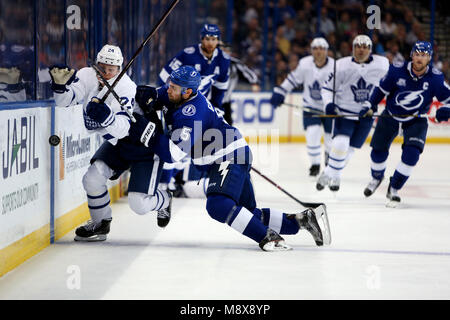 Tampa, Florida, Stati Uniti d'America. 20 Mar, 2018. Toronto Maple Leafs ala destra Kasperi Kapanen (24), a sinistra, è controllato dal Tampa Bay Lightning defenceman Dan Girardi (5) durante il secondo periodo di Martedì gioco tra il Tampa Bay Lightning e il Toronto Maple Leafs a Amalie Arena a Tampa. Credito: Douglas R. Clifford/Tampa Bay volte/ZUMA filo/Alamy Live News Foto Stock