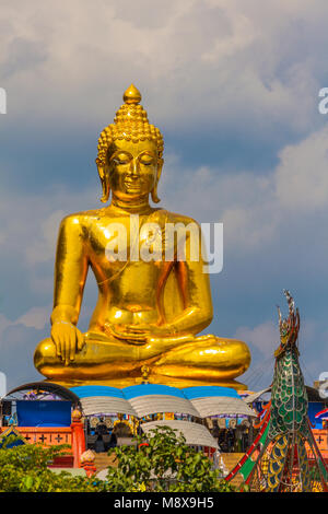 Udienza golden grande statua del Buddha a Triangolo d Oro al punto di vista del fiume Kong in Chiang Rai Thailandia Foto Stock
