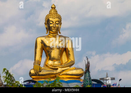 Udienza golden grande statua del Buddha a Triangolo d Oro al punto di vista del fiume Kong in Chiang Rai Thailandia Foto Stock