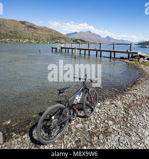 Questo deve essere il miglior spostamenti in bicicletta nel mondo, il lago Wakatipu, Nuova Zelanda. Foto Stock