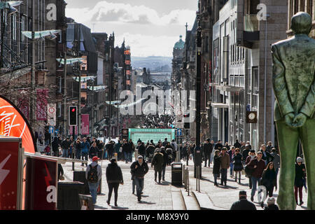 Guardando verso il basso Buchanan Street, Glasgow, Scozia, con statua di Donald Dewar in primo piano Foto Stock