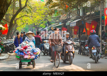 Quartiere vecchio di Hanoi, vista di una trafficata scena di strada a metà mattina nello storico quartiere vecchio nel centro di Hanoi, Vietnam. Foto Stock