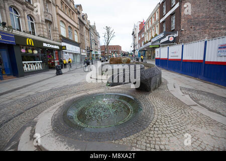 Il fiume di vita fontana commemorativa in Bridge Street, Warrington, precedendo il venticinquesimo anniversario servizio per il bombardamento di Warrington. Foto Stock