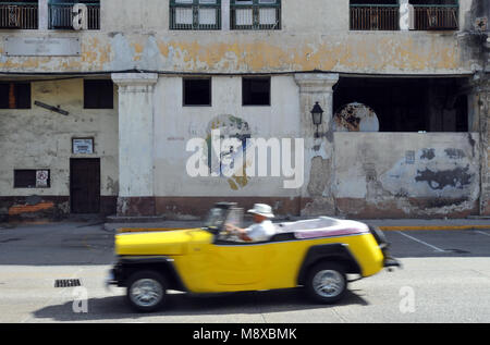 Un auto classica aziona passato street art raffiguranti cubano icona rivoluzionario Ernesto "Che" Guevara, dipinta su un edificio fatiscente a l'Avana Vecchia. Foto Stock