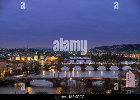Panorama della parte vecchia di Praga dal Letna Park al crepuscolo. Bellissima vista sui ponti sul fiume Vltava dopo il tramonto. Città vecchia architettura Foto Stock