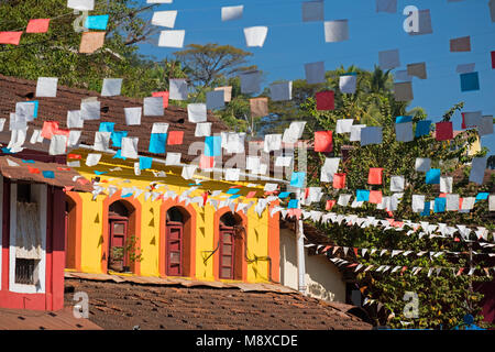 Casa colorati e bandiere Fontainhas Mala Panjim Goa in India Foto Stock