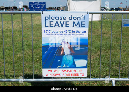 Si prega di non lasciare me segno di avvertimento non le persone a lasciare i loro cani nelle loro auto in una giornata calda a Gloucestershire Vintage Paese mostrano in Cirenceste Foto Stock