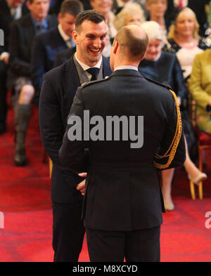 Il giocatore di rugby gallese Sam Kennedy-Warburton viene fatto un OBE (ufficiale dell'Ordine dell'Impero britannico) dal Duca di Cambridge durante una cerimonia di investitura a Buckingham Palace, Londra. Foto Stock