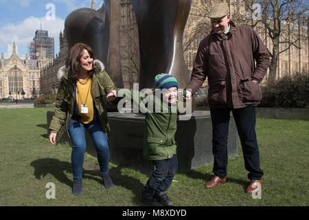 Sei-anno-vecchio Alfie Dingley con i suoi genitori ha attirato Dingley e Hannah diacono a Westminster, Londra, prima di consegnare un 380.000-strong petizione al numero 10 di Downing Street per chiedere Alfie per essere dato cannabis medicinali per curare la sua epilessia. Foto Stock