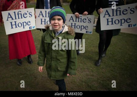 Sei-anno-vecchio Alfie Dingley con i sostenitori di Westminster, Londra, prima di consegnare un 380.000-strong petizione al numero 10 di Downing Street per chiedere a lui di essere dato cannabis medicinali per curare la sua epilessia. Foto Stock