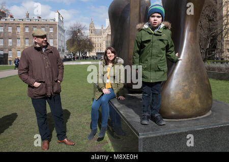 Sei-anno-vecchio Alfie Dingley con i suoi genitori ha attirato Dingley e Hannah diacono a Westminster, Londra, prima di consegnare un 380.000-strong petizione al numero 10 di Downing Street per chiedere Alfie per essere dato cannabis medicinali per curare la sua epilessia. Foto Stock