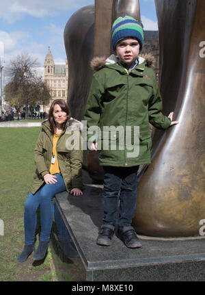 Sei-anno-vecchio Alfie Dingley con sua madre Hannah diacono a Westminster, Londra, prima di consegnare un 380.000-strong petizione al numero 10 di Downing Street per chiedere Alfie per essere dato cannabis medicinali per curare la sua epilessia. Foto Stock