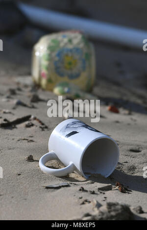 Una tazza e teiera sulla spiaggia dopo la caduta da una vista parzialmente crollata casa sul ciglio della scogliera a Marrams in Hemsby, come tredici case sulla spiaggia sabbiosa di scogliere sono state evacuate tra paure potrebbero cadere in mare, con ulteriore alta marea e forti venti previsioni. Foto Stock