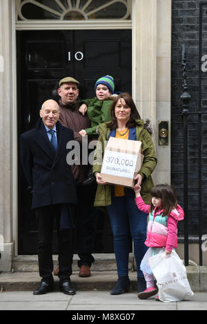 Sei-anno-vecchio Alfie Dingley, sua sorella Annie, genitori ha attirato Dingley e Hannah diacono e attore Sir Patrick Stewart (sinistra) in mano una petizione al numero 10 di Downing Street per chiedere Alfie per essere dato cannabis medicinali per curare la sua epilessia. Foto Stock