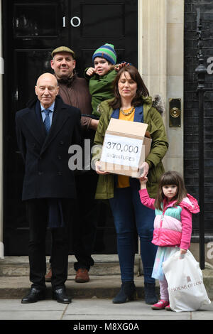 Sei-anno-vecchio Alfie Dingley, sua sorella Annie, genitori ha attirato Dingley e Hannah diacono e attore Sir Patrick Stewart (sinistra) in mano una petizione al numero 10 di Downing Street per chiedere Alfie per essere dato cannabis medicinali per curare la sua epilessia. Foto Stock