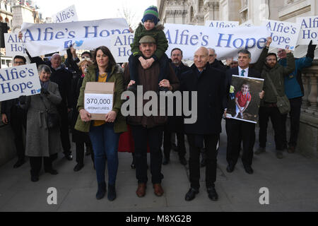 Sei-anno-vecchio Alfie Dingley, i suoi genitori ha attirato Dingley e Hannah diacono e attore Sir Patrick Stewart (destro) su Whitehall a Londra prima di consegnare una petizione al numero 10 di Downing Street per chiedere Alfie per essere dato cannabis medicinali per curare la sua epilessia. Foto Stock