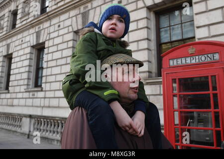 Sei-anno-vecchio Alfie Dingley è portato da suo padre attirò Dingley lungo Whitehall a Londra prima di consegnare una petizione al numero 10 di Downing Street per chiedere Alfie per essere dato cannabis medicinali per curare la sua epilessia. Foto Stock