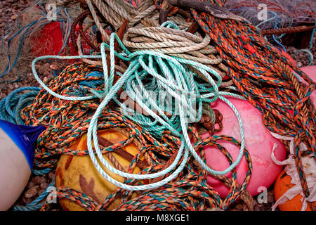 Corde colorate per barche da pesca Foto Stock