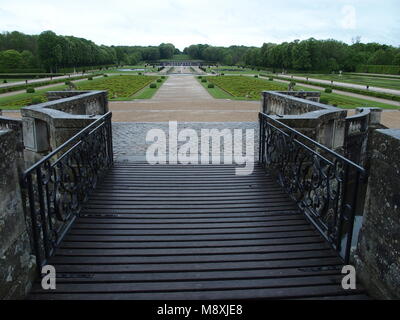 Francese giardino formale paesaggi del parco nei pressi di Maincy città vista dal ponte di Chateau de Vaux le Vicomte castello in Francia con il cielo nuvoloso 2015 caldo spr Foto Stock