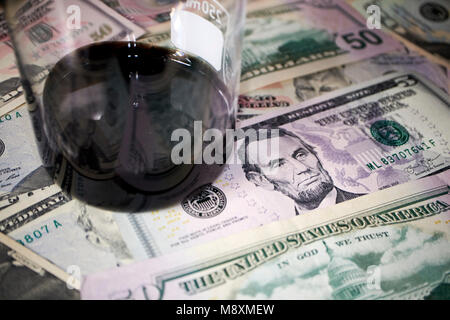 Vasetto di olio grezzo con dollari currency trading concept Foto Stock