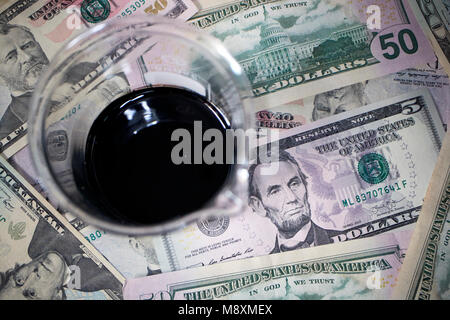 Vasetto di olio grezzo con dollari currency trading concept Foto Stock