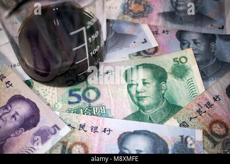 Vasetto di olio grezzo con il cinese yuan renminbi currency trading concept Foto Stock